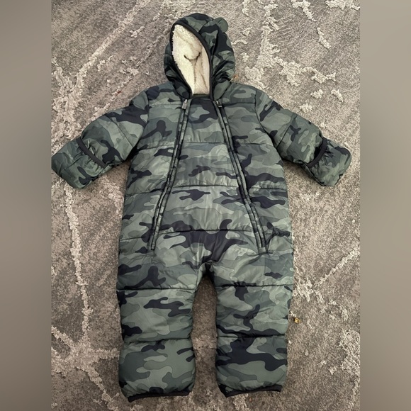 Gap suit - Picture 1 of 1